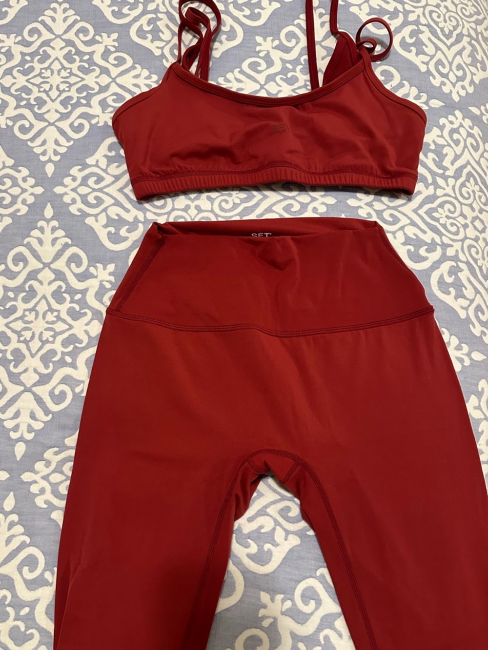 Set Active AirLuxe red leggings and double layer sports bra